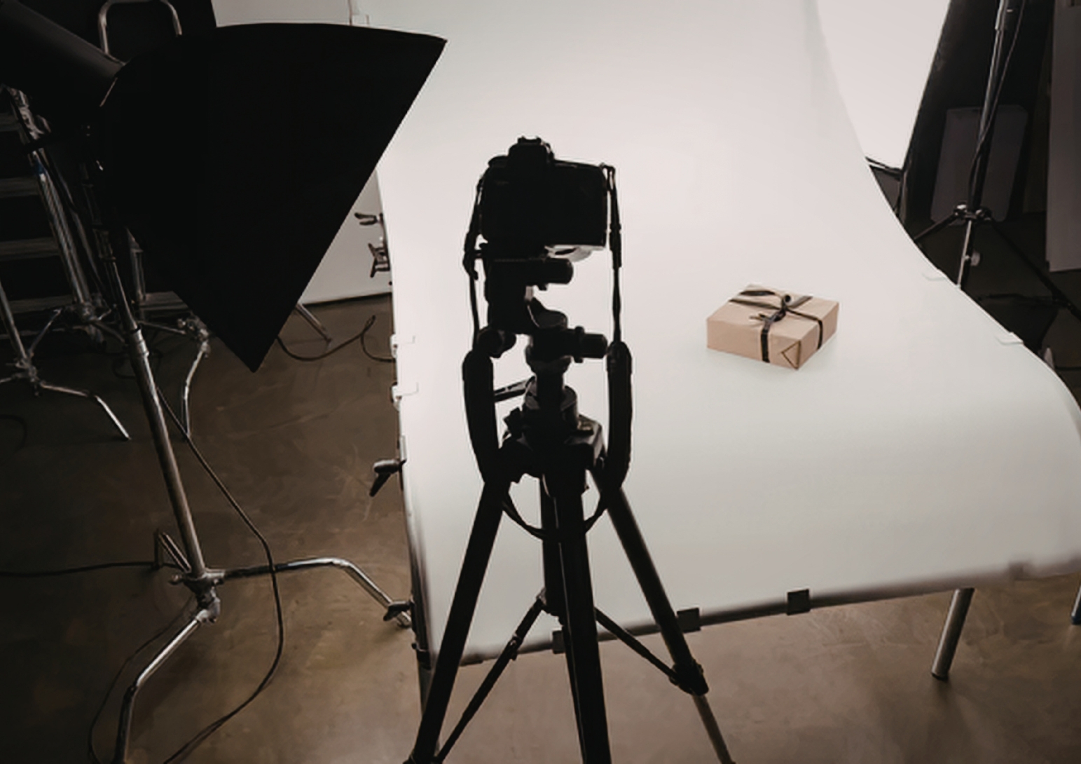 Profi-Setup für Produktfotografie mit Kamera und Softbox
